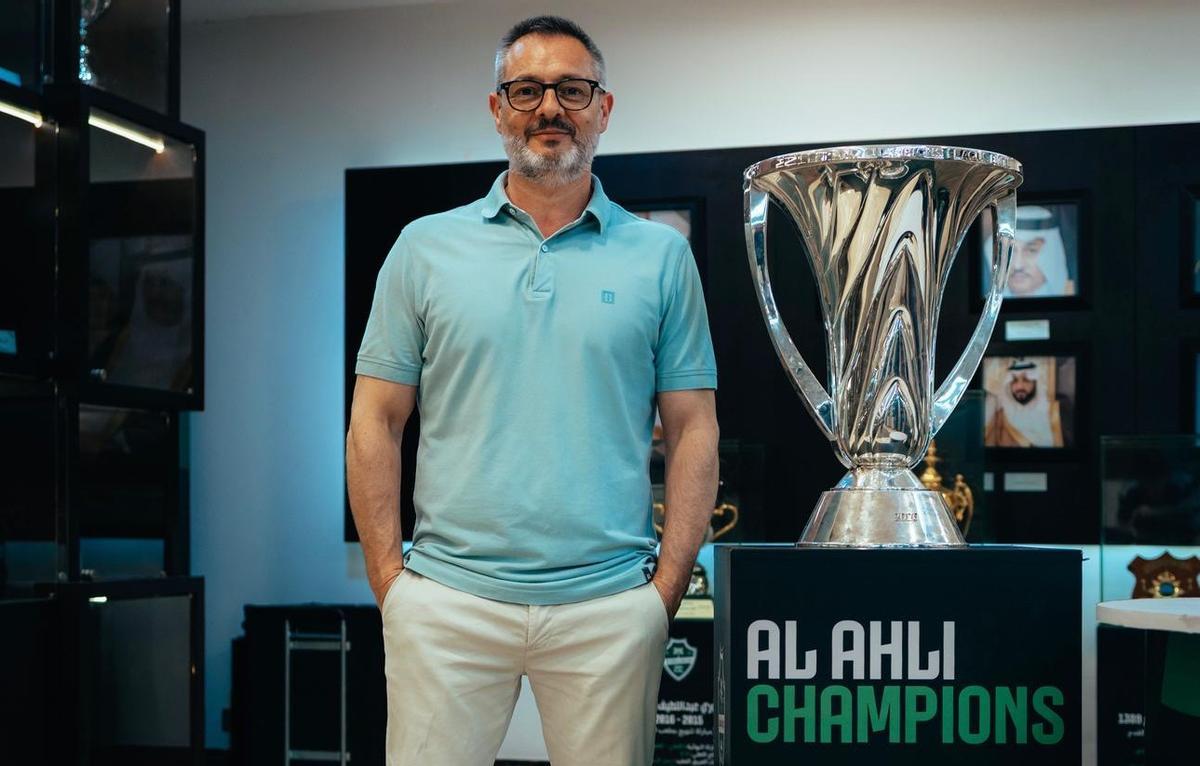 El doctor Xavier Valle, ayer, con la copa de la Champions asiática en el museo del Al-Ahli saudí.