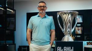 El doctor Xavier Valle, ayer, con la copa de la Champions asiática en el museo del Al-Ahli saudí.