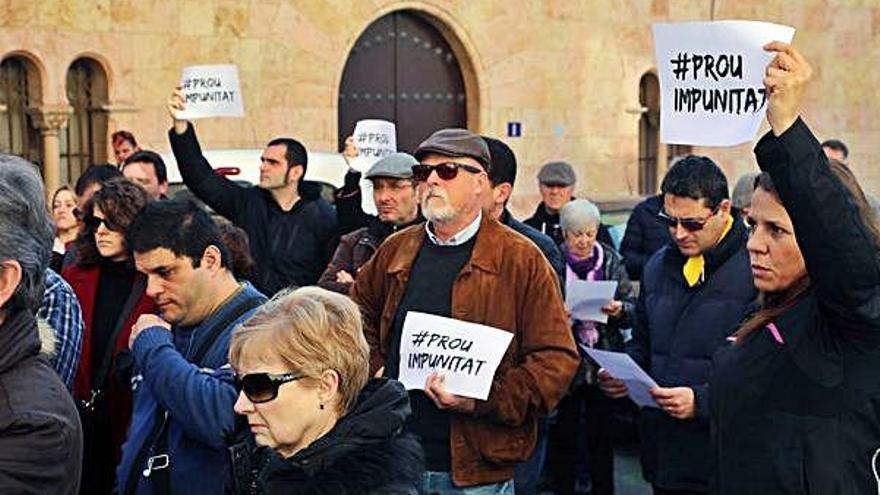 Es van concentrar sota el lema «La canalla no es toca».