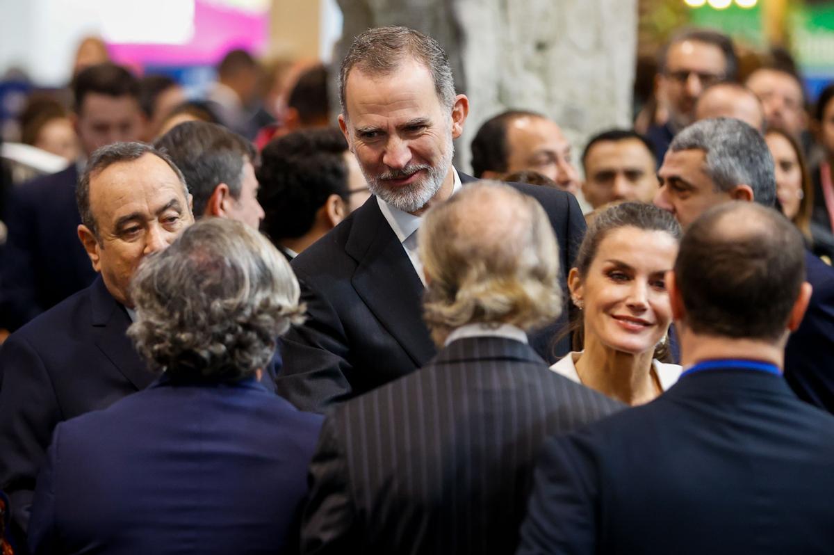 MADRID, 18/01/2023.- Los reyes Felipe y Letizia saludan durante la inauguración de la feria internacional de turismo Fitur, que arranca su 43 edición con 8.500 empresas participantes, 131 países (entre ellos Ucrania) y 755 expositores, y confía en que este año marque el de la plena recuperación del sector tras la pandemia. EFE/ Mariscal