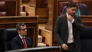 El portavoz de ERC, Gabriel Rufián, pasa al lado del ministro de la Presidencia, Relaciones con las Cortes y Memoria Democrática, Félix Bolaños, durante el pleno en el Congreso de este 12 de mayo de 2022.