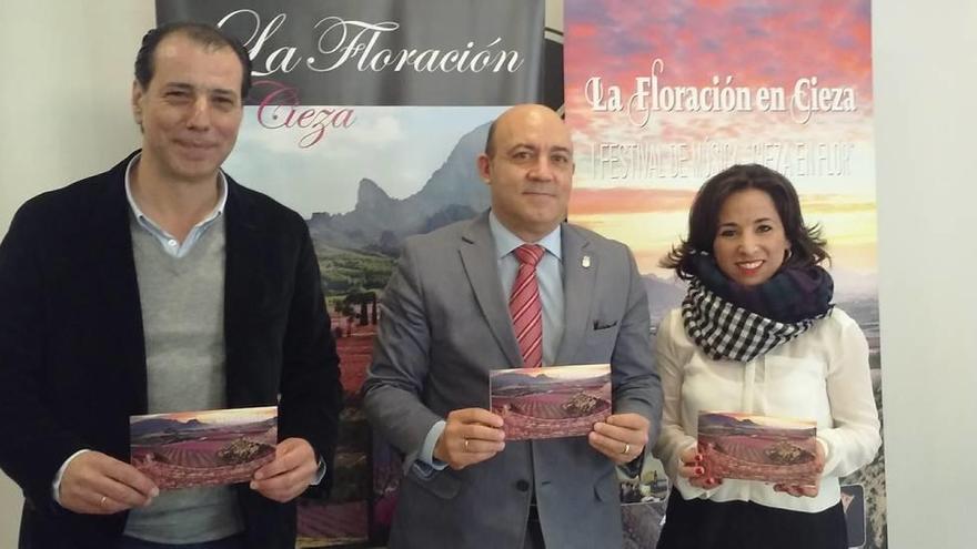 El alcalde de Cieza (c) presentó ayer la Floración 2016 con los ediles de Turismo (i) y Cultura.
