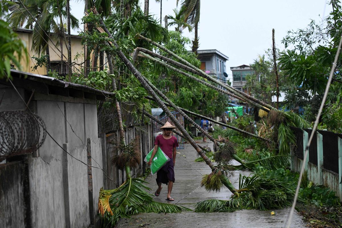 El ciclón Mocha arrasa las costas de Bangladés