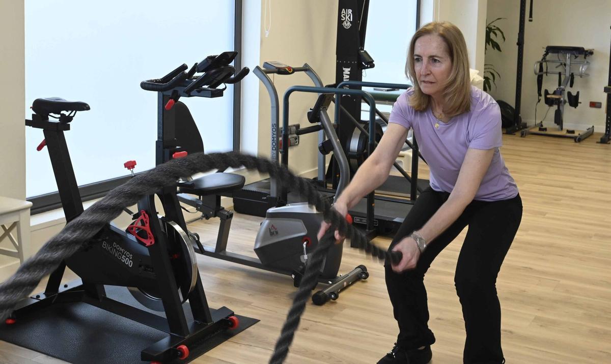 Viguesas de entre 50 y 70 años realizando ejercicio de alta intensidad en un centro de neurorrehabilitación de la ciudad.