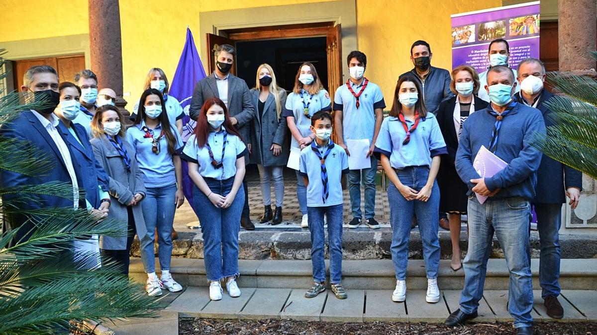 Los scouts laguneros y representantes del Ayuntamiento, durante el acto.