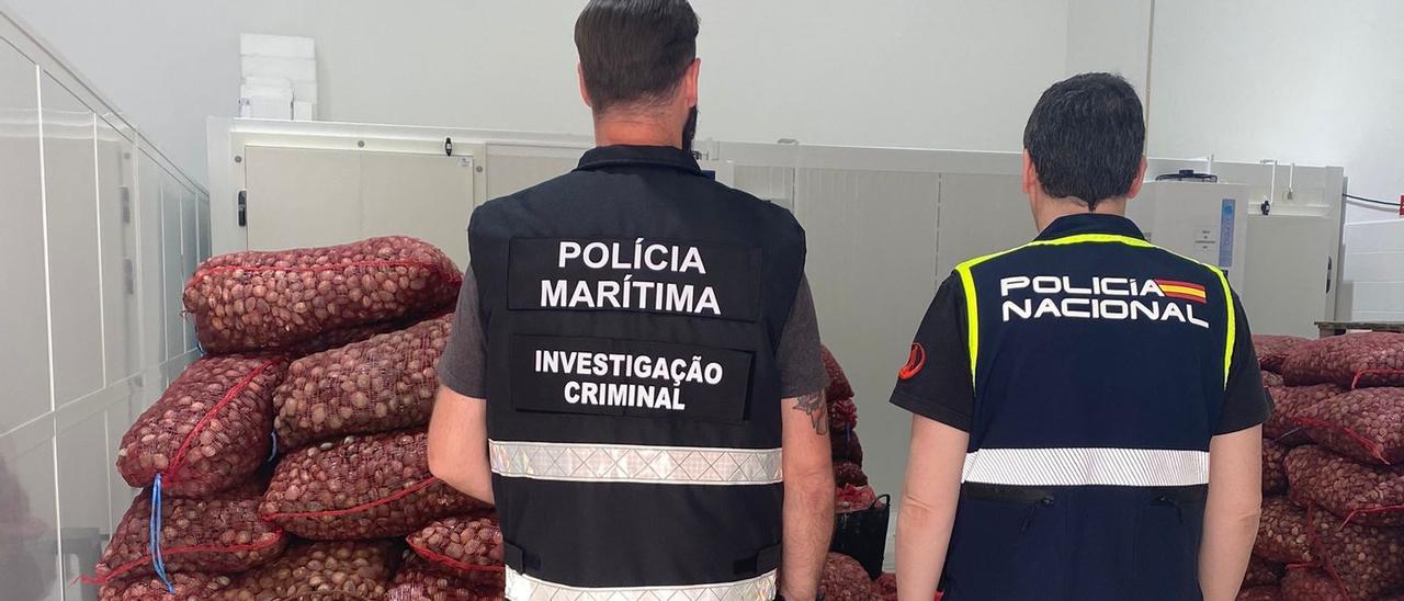 La Policía Marítima de Portugal y la Policía Nacional española, ante el marisco intervenido.