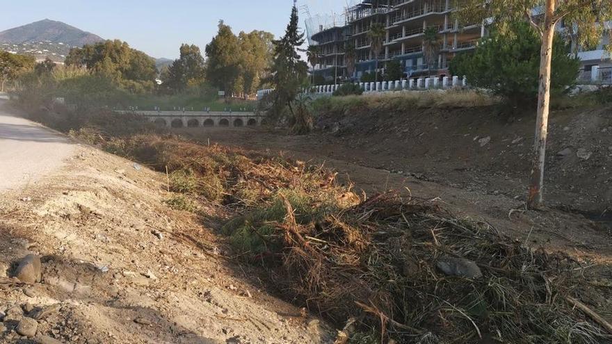 Un tramo de la ribera del río Guadaiza y el puente en la parte baja del cauce tras las actuaciones.