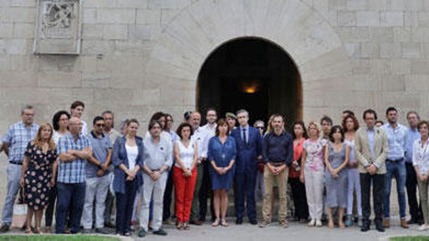 Die Balearenregierung bei der Schweigeminute auf Mallorca.