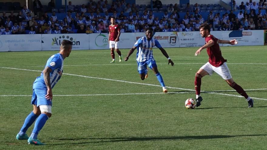 Karim y Aitor Pons presionan la salida de balón de un rival. | J.Z.