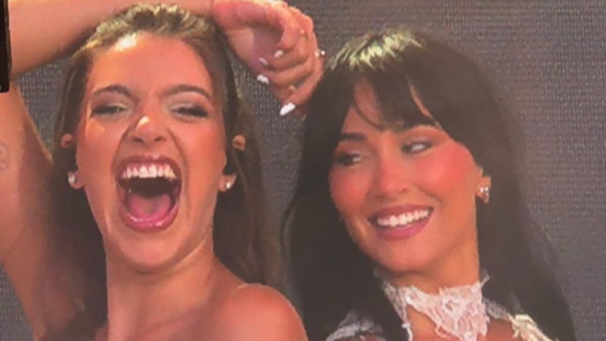 Imagen compartida por Ana Guerra en su Instagram y que muestra el final de la actuación con Aitana.