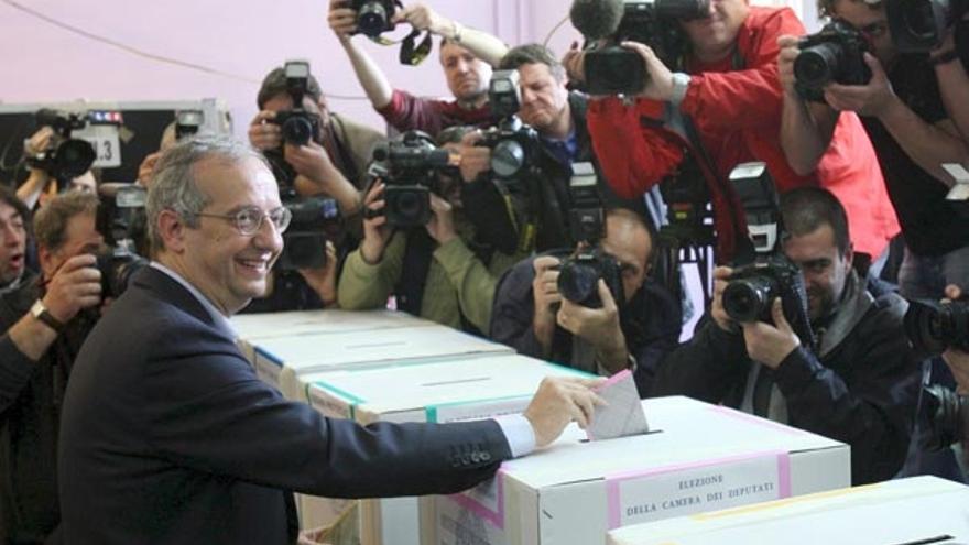 El líder de centro-izquierda, Walter Veltroni, depositando su voto en un colegio electoral de Roma, ayer.