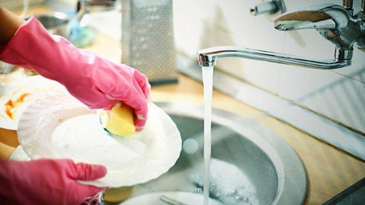 El uso secreto del estropajo para lavar los platos: la parte que debes usar para dejar la vajilla como nueva