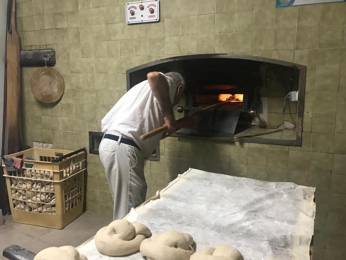 EN IMÁGENES: Luis Manuel Peláez, el último panadero de Salas que no quiere dejar de amasar