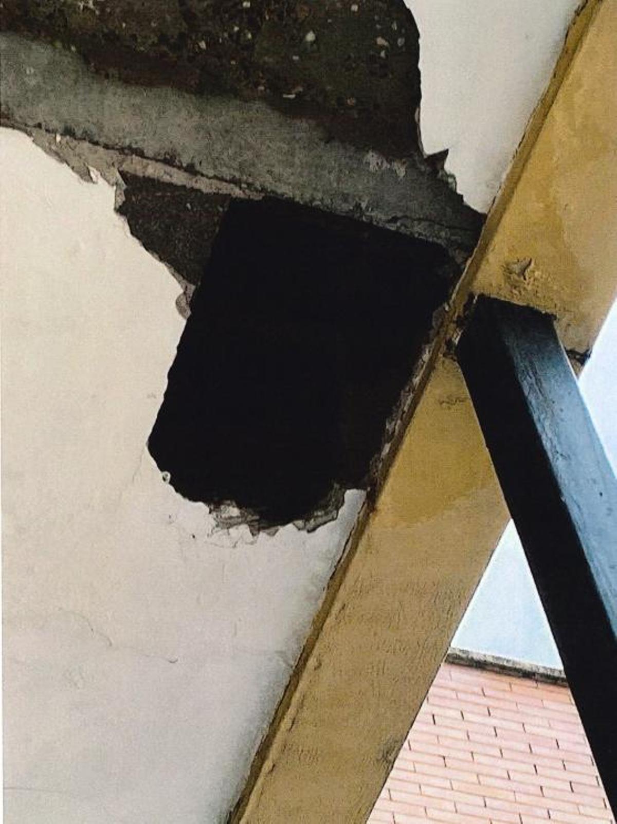 Grandes agujeros en el techo de la primera planta del IES Vicente Alexandre tras el desprendmiento.