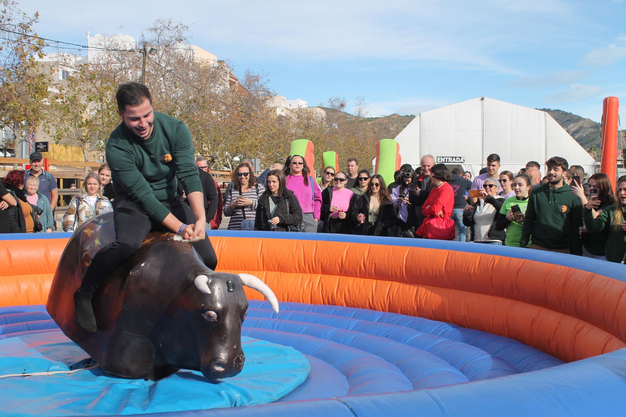 El Día de Peñas y el desfile infantil de disfraces de las fiestas de Benicàssim, en imágenes