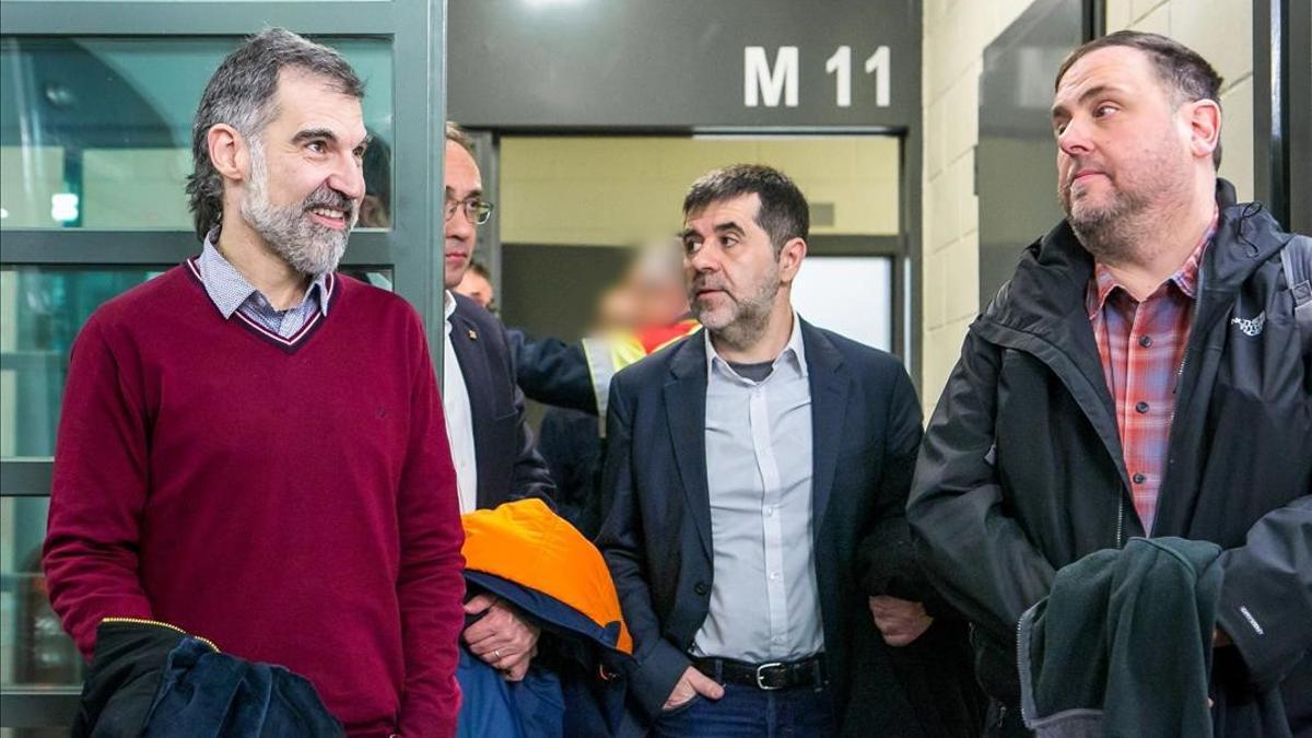 Pla mitja de Jordi Cuixart  Josep Rull  Jordi Sanchez i Oriol Junqueras durant el seu trasllat a Madrid pel judici de l 1-O l 1 de febrer de 2019 (Horitzontal) Generalitat de Catalunya ACN