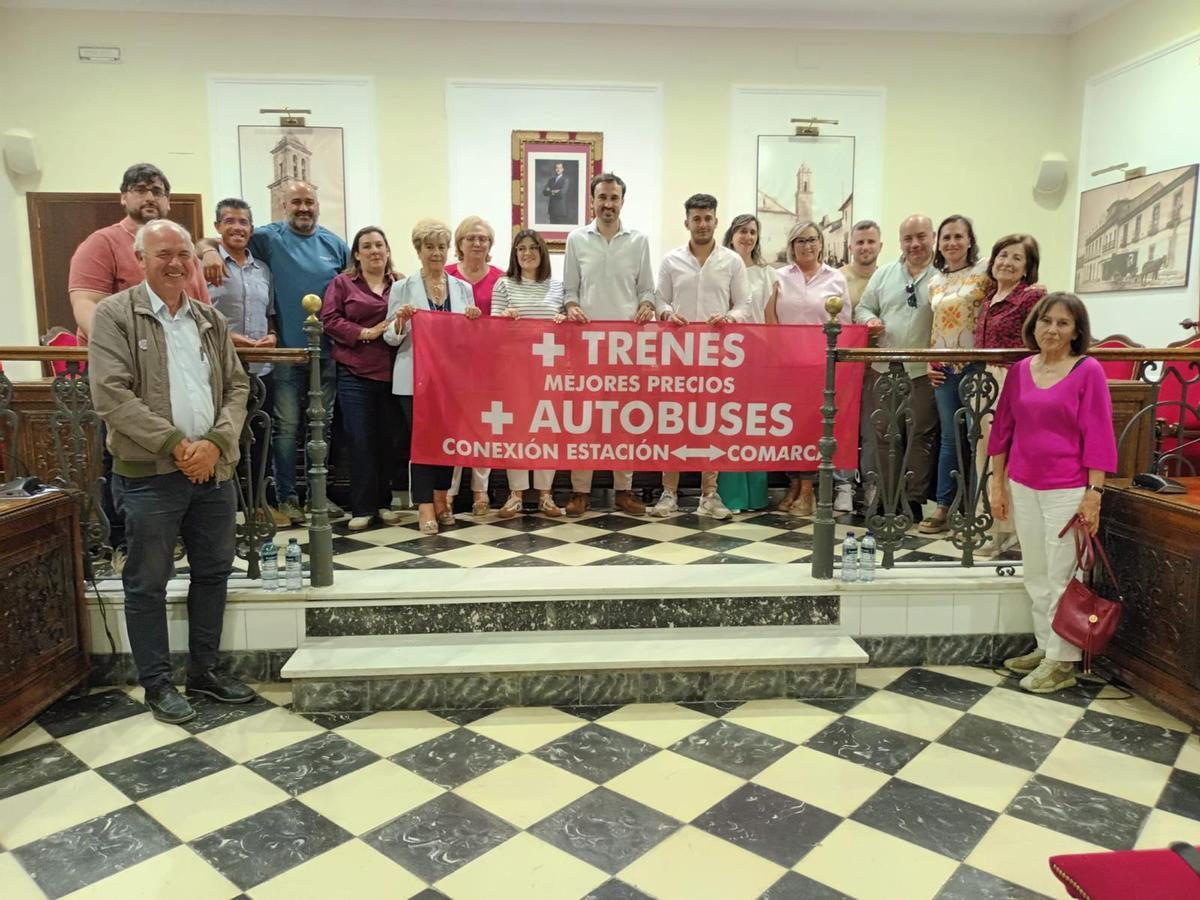 Miembros de la plataforma del tren y de la Corporación municipal de Villanueva de Córdoba, al término del pleno.