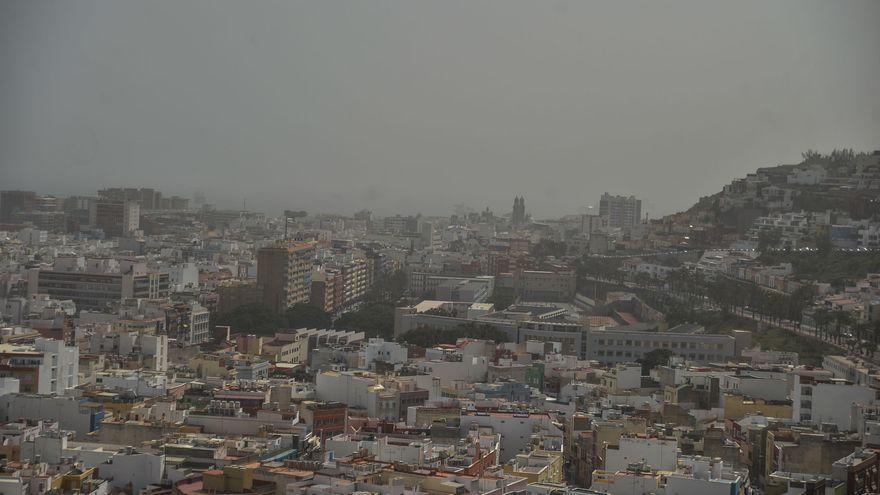 Sábado de nubes y calima