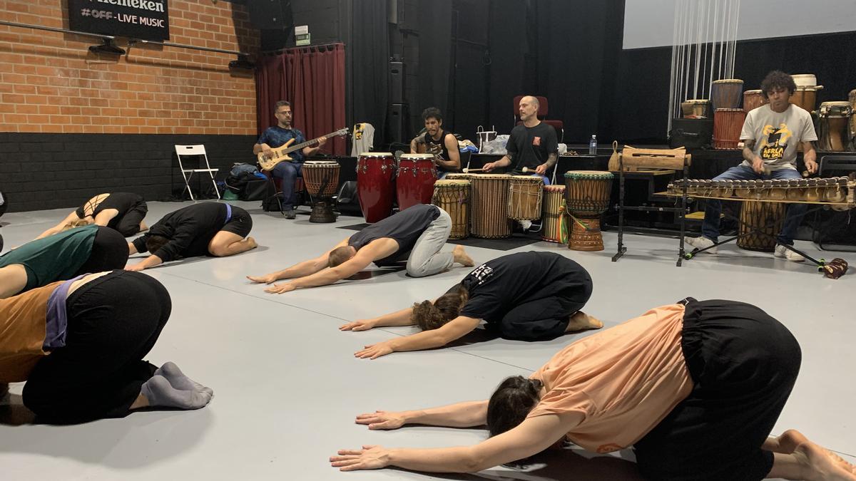 Taller de danza africana experimental con música en directo.