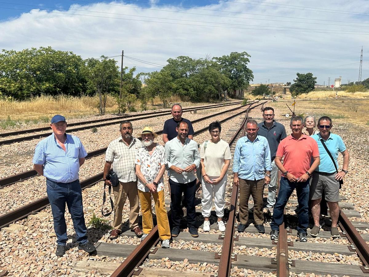 Dirigentes de IU en la estación de Peñarroya-Pueblonuevo, en una imagen de archivo.