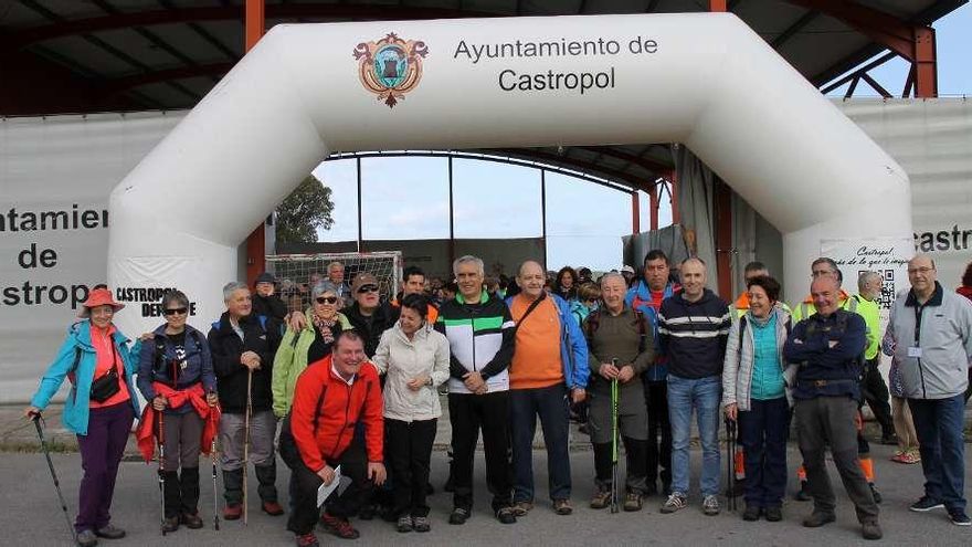 Más de 400 personas en el encuentro de senderismo del Foro Comunicación y Escuela de Vegadeo