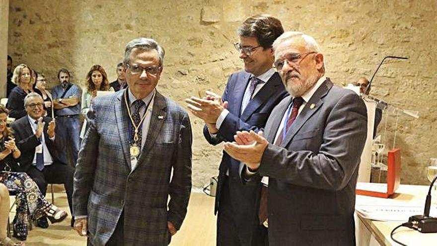 Matesanz recibe la medalla de oro colegial.