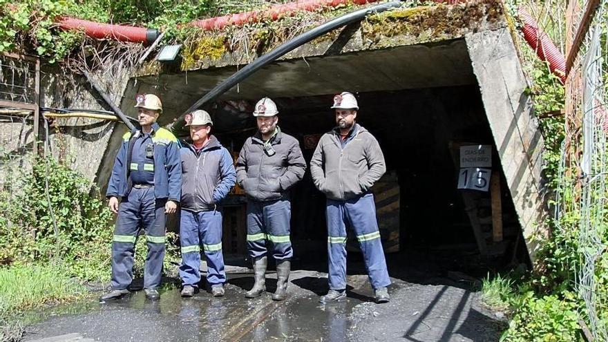 Los mineros de Ibias conluyen su encierro entre aplausos