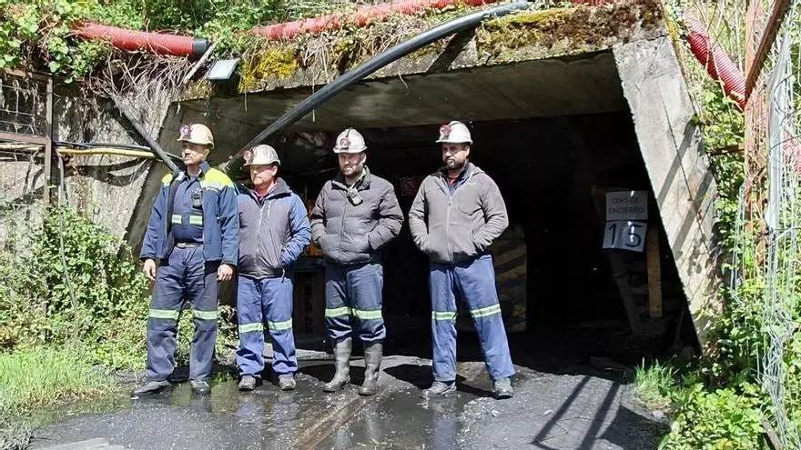 Los mineros de Ibias conluyen su encierro entre aplausos