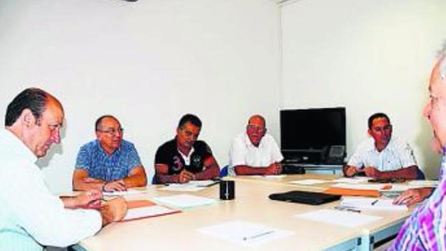 Un momento del encuentro de José Francisco Pérez con los representantes.