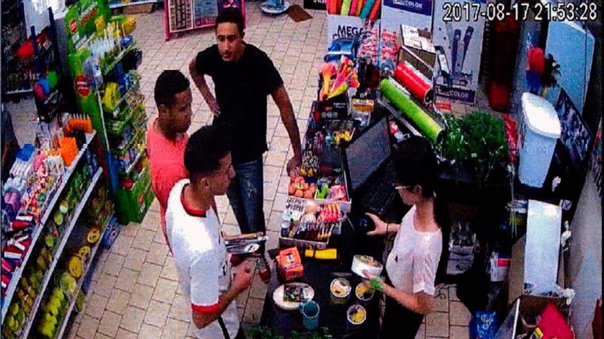 Tres de los terroristas, comprando cuchillos en un comercio chino