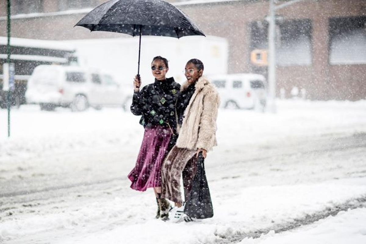 Street Style NY: zapatillas y faldas en la nieve