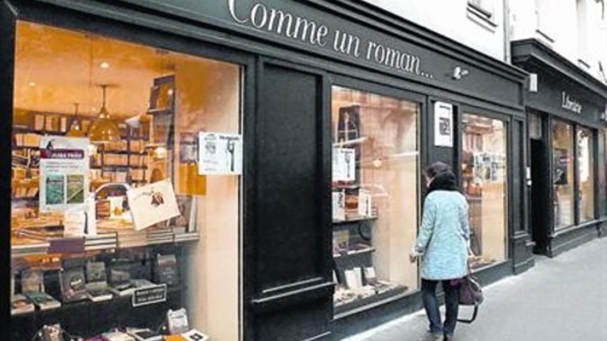 UNA LIBRERÍA EN UN LOCAL PÚBLICO Fundada en pleno Marais, la librería Comme un roman semudó más al norte, al lograr el alquiler de un local de 200 metros cuadrados de propiedad municipal.