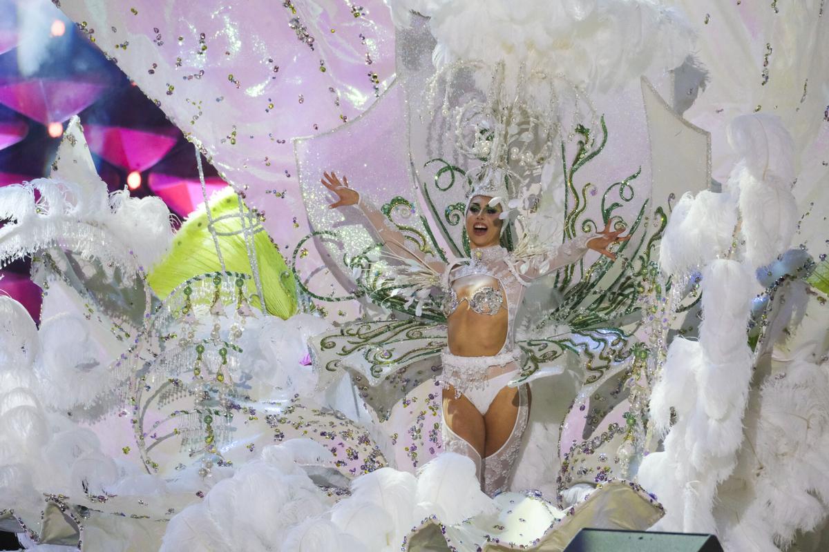 Estrella Jiménez de Bruin, representando a Clínicas Doctora Hernández, presenta el diseño de Josué Saavedra Suárez: «Alquimia»