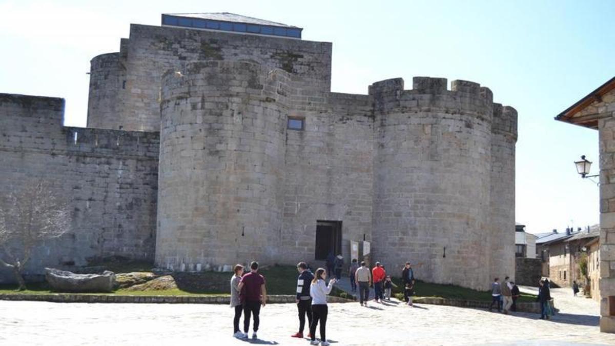 Un grupo de turistas ante el Castillo de Puebla, plaza en la que se celebrará uno de los conciertos.