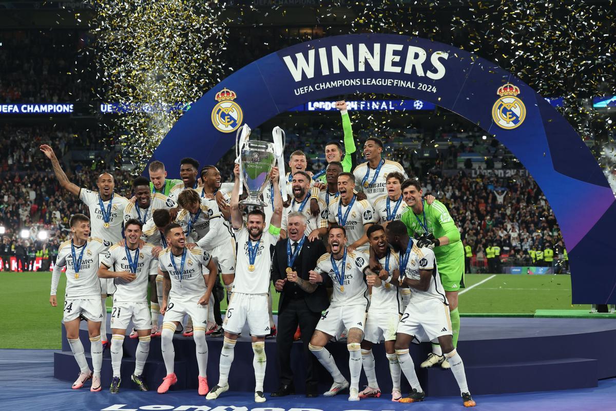 Los jugadores del Real Madrid levantan la decimoquinta Champions en Wembley.
