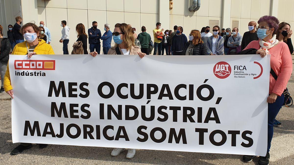 Un centenar de trabajadores se manifiestan en Manacor bajo el lema “Majorica som tots"