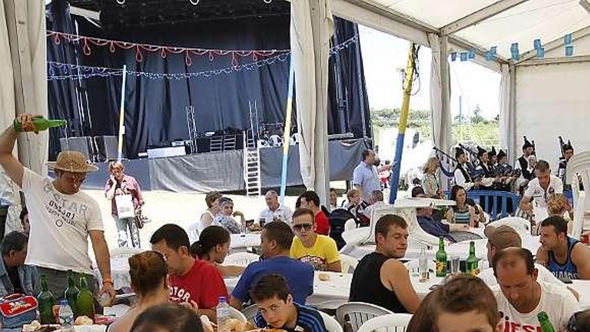 Vecinos de Fitoria en la carpa de las fiestas.