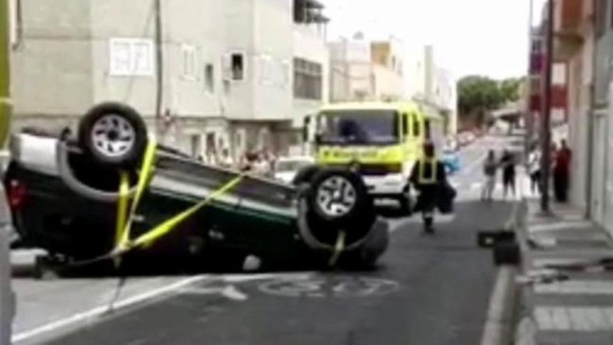 Vuelco de un coche en Carrizal