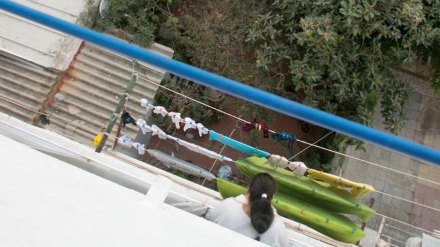 Un niño de casi dos años cae al vacío desde un cuarto piso en Alicante