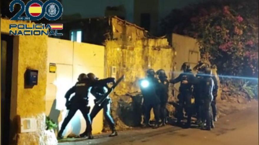 Agentes de la UIP en el momento de entrar a una de las casas donde se hicieron registros por la UDEF.