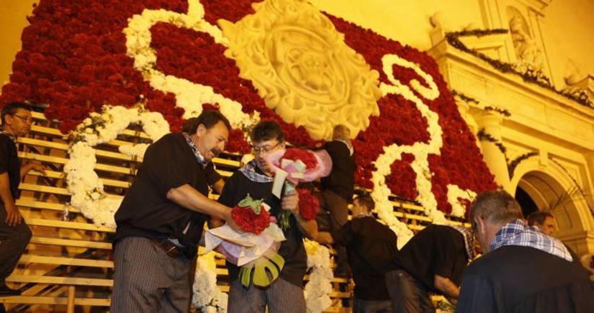 Flores rojas y blancas en la Ofrenda a la Patrona