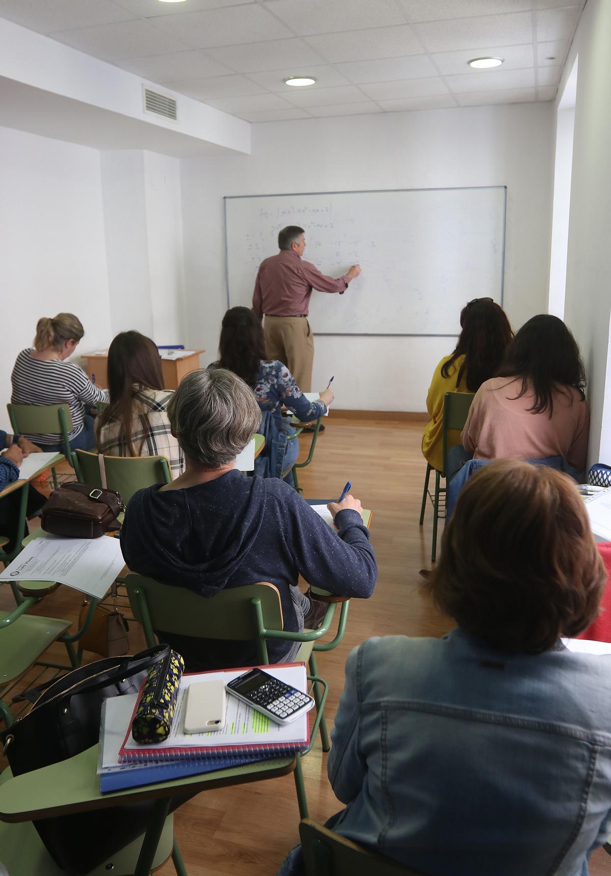 MLG.21/ABRIL/2018.- ACADEMIA LUIS VIVES, DE LA PLAZA DE UNVIBAY 5, ESTUDIANTES ,PROFESORES. .-ARCINIEGA