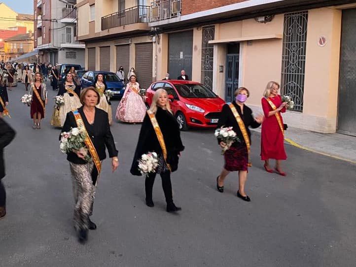 La falla de l'Oliveral reune a sus falleras mayores en una Ofrenda preparando el 75 aniversario