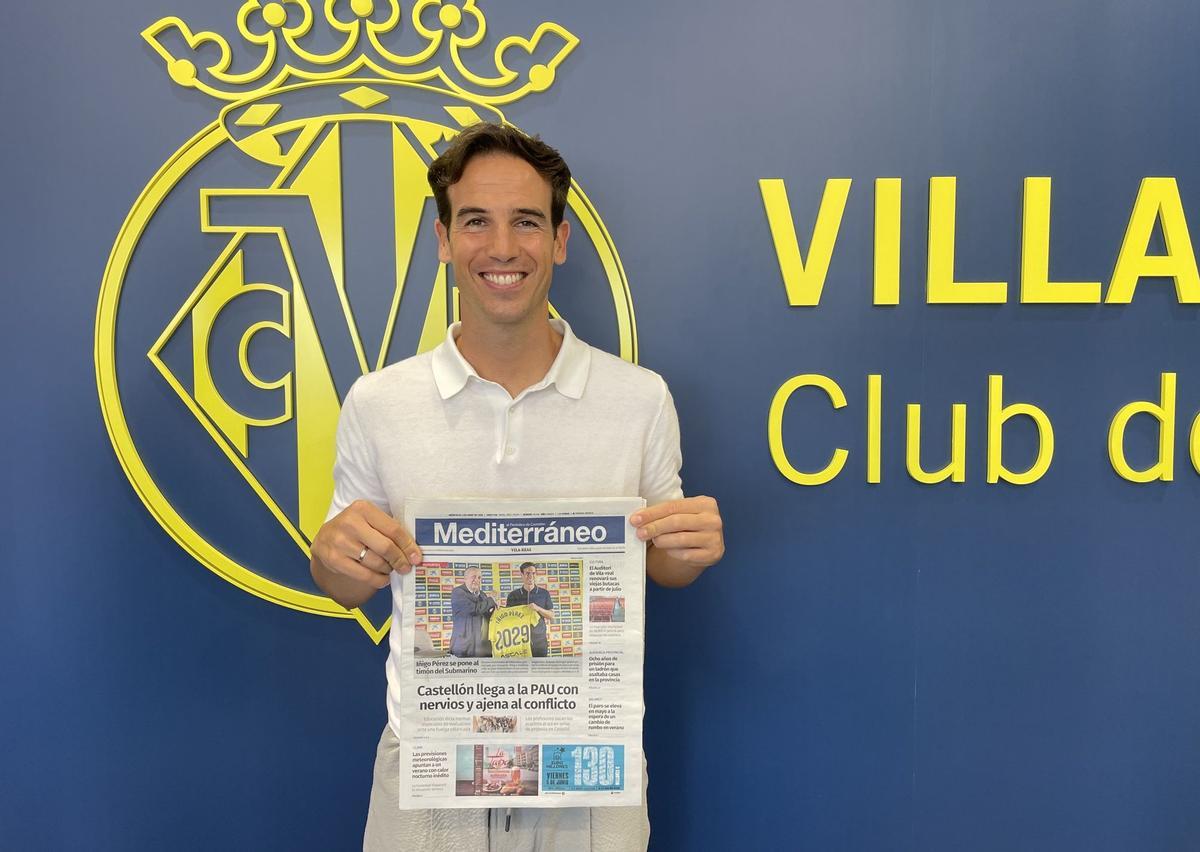 Sonriente e ilusionado, Iñigo Pérez posa en el que será su nuevo banquillo en el Estadio de la Cerámica.
