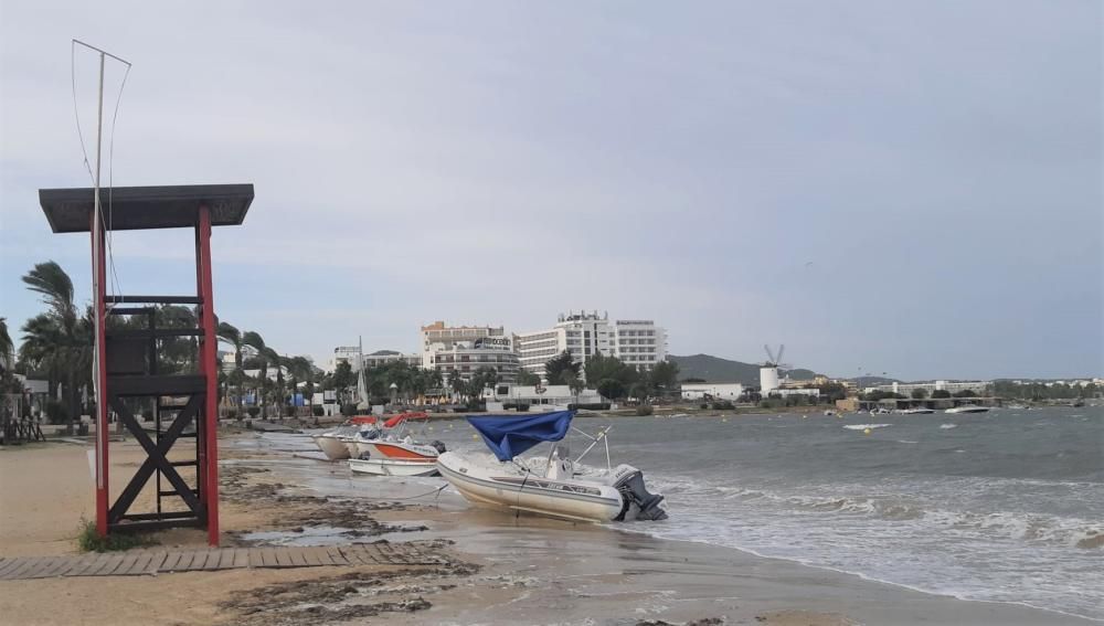 Barcos varados y algunas incidencias más por el temporal en Sant Antoni