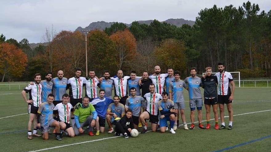 Jugadores de Irmandinhos A Estrada y Turonia posan juntos tras el encuentro disputado en Gondomar.