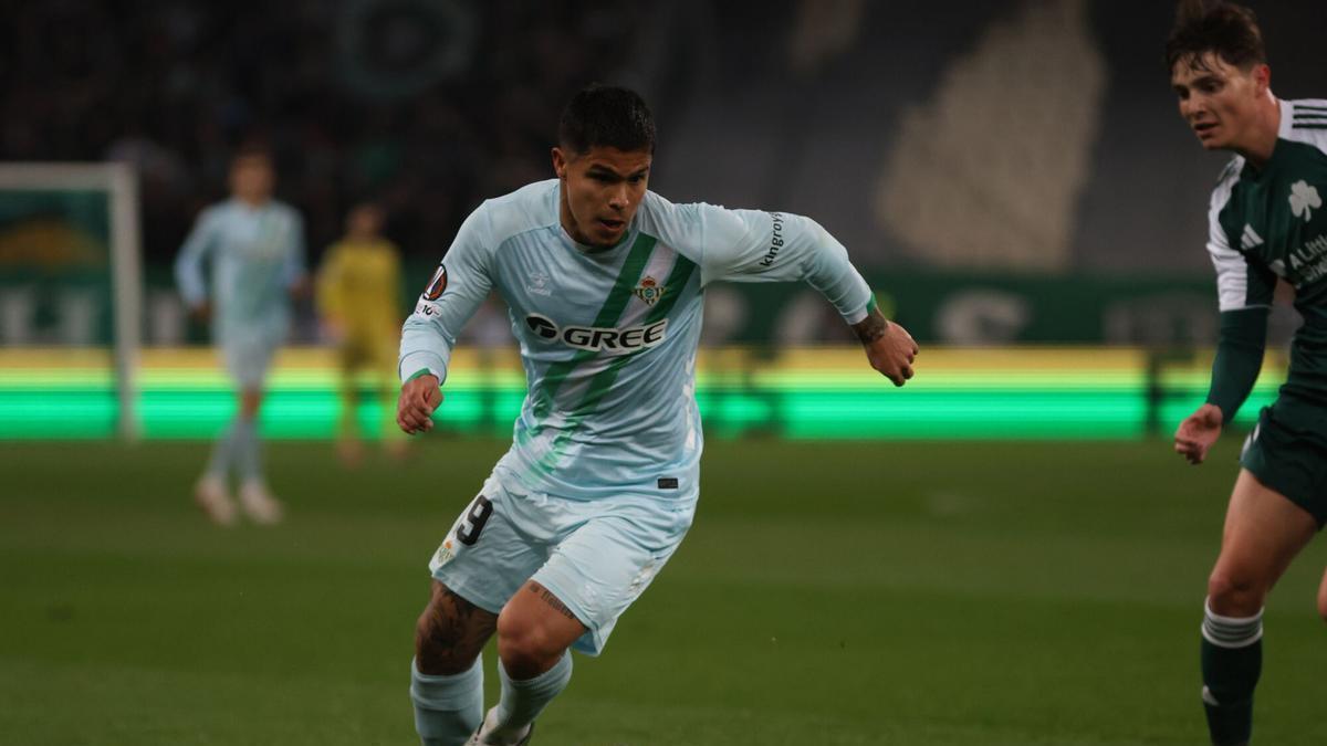 Cucho conduce un balón durante el partido de ida de los octavos de final de la UEFA Europa League entre el Panathinaikos de Atenas y el Real Betis en Atenas, Grecia