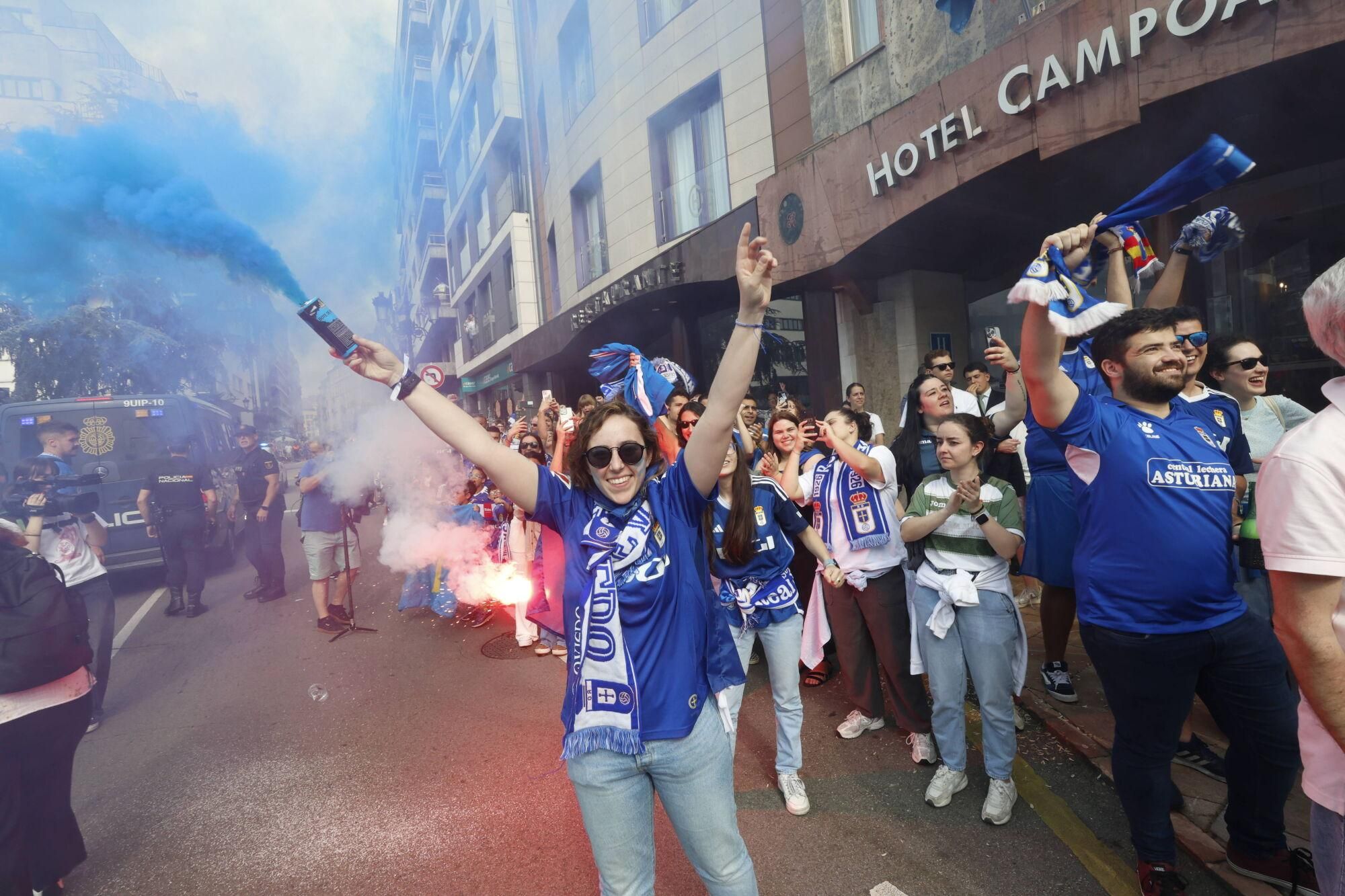 Locura azul en las calles de Oviedo para celebrar el ascenso del equipo a Primera División