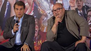 Joan Laporta, amb Joan Oliver, el seu futur director general si guanya les eleccions, en un acte en la seu de la seva candidatura a la presidència del Barça