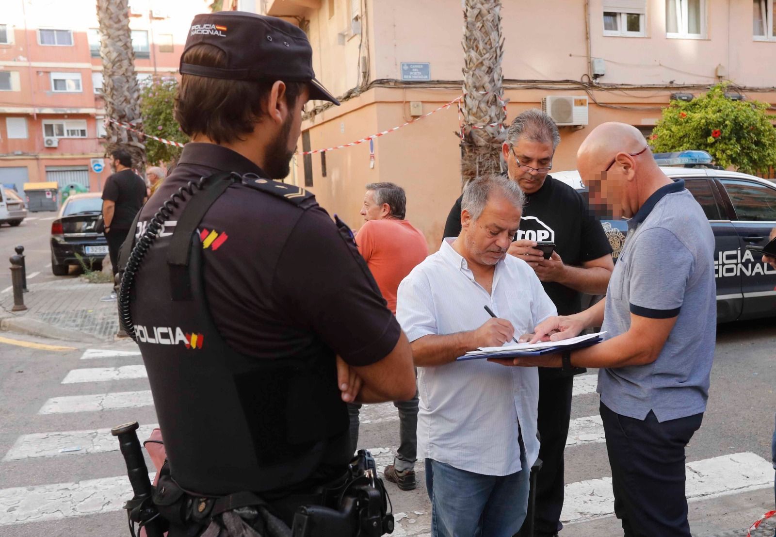 La presión vecinal logra paralizar un desahucio en València